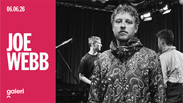 Poster Joe Webb - Joe Webb gyda pobl a piano yn y cefndir
