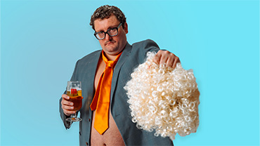 Sandro Ford yn gafael mewn peint ac wig